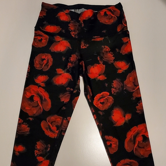 💋OFFER🌹Victoria's Secret VICTORIA SPORT Red Rose knockout leggings, Medium - Picture 7 of 11